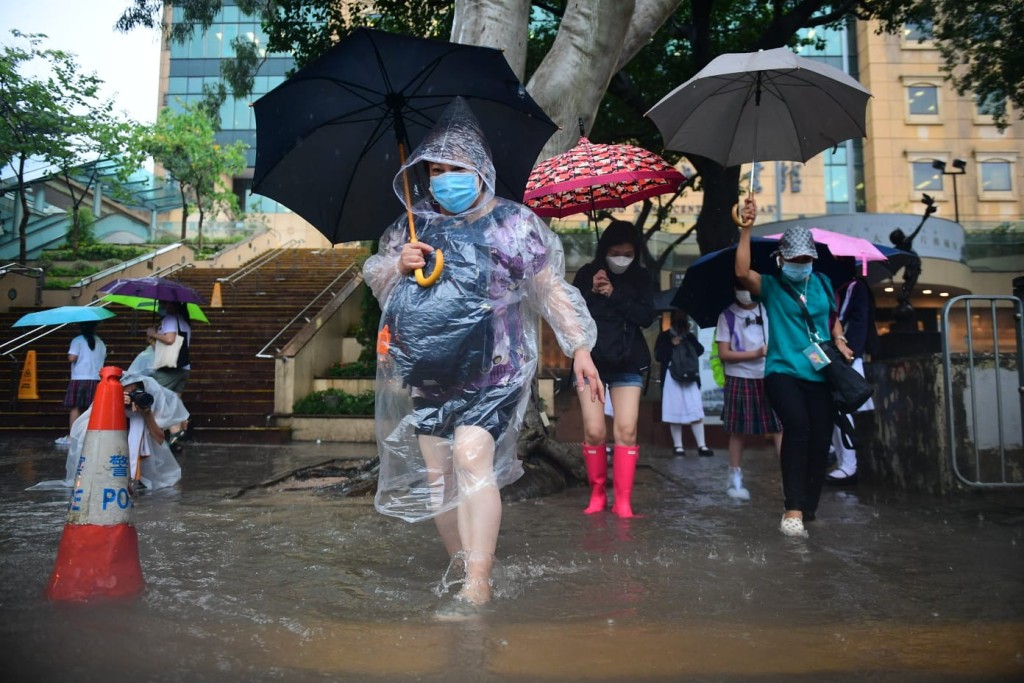 天文台指另一新生成的熱帶氣旋「圓規」將於下周一（11日）進入本港800公里防範範圍。