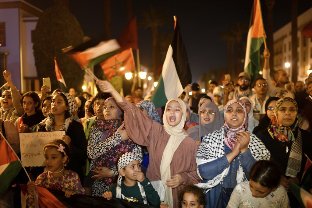 加沙有醫院受襲爆炸後，數百名摩洛哥人參加示威，聲援加沙的巴勒斯坦人。 AP