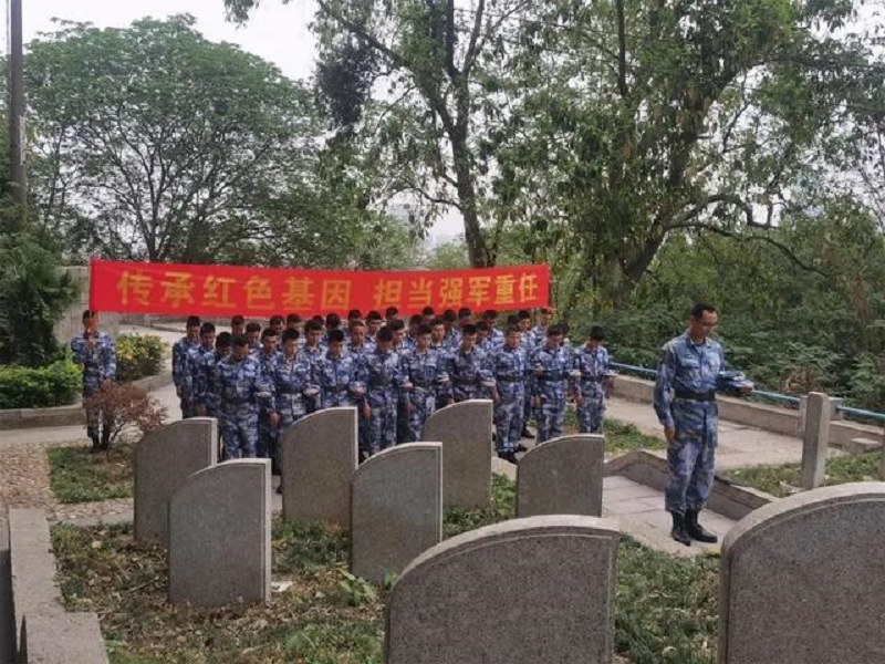 駐港部隊官兵烈士陵園追思英雄。駐港部隊圖片
