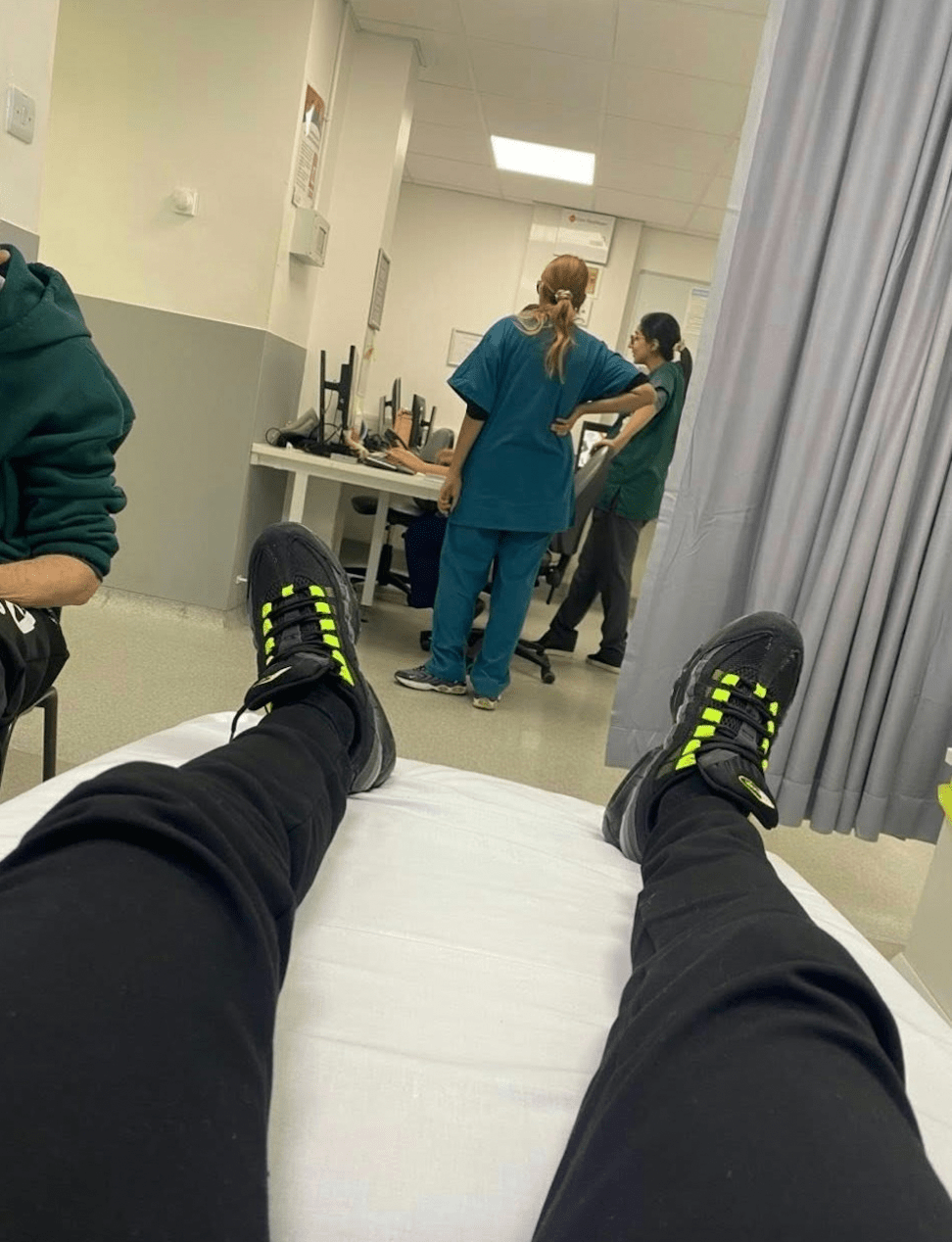 林奇抵達急診室後，醫護人員見其臉色發藍，不敢怠慢，隨即安排他接受氧氣治療。