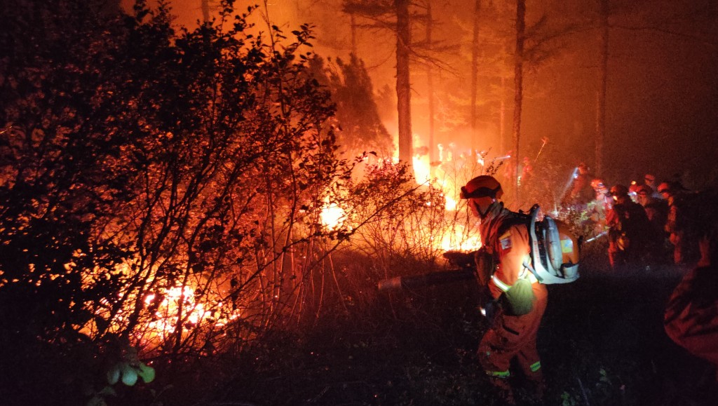 大兴安岭火灾，森林消防员在火场扑灭火。　中新社
