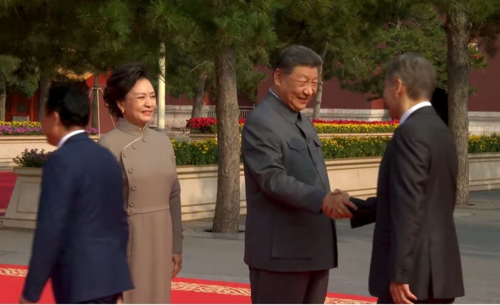 習近平和夫人彭麗媛在端門外廣場迎接出席大會的外方代表。 央視截圖 習近平和夫人彭麗媛在端門外廣場迎接出席大會的外方代表。 央視截圖