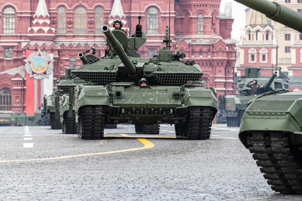 2022年5月9日，俄羅斯舉行紅場閱兵紀念衛國戰爭勝利77週年，一個T-90M坦克編隊駛過紅場。 新華社