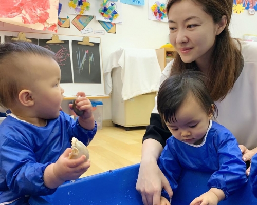 熊黛林陪一對孖女玩水。熊黛林ig
