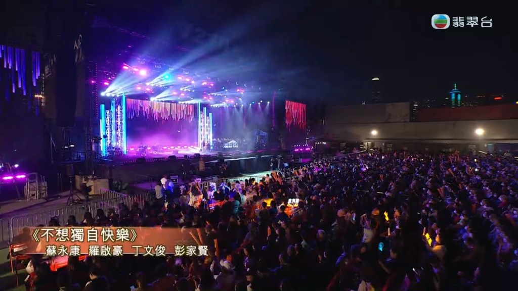 蘇永康與《中年好聲音》參賽者合唱。