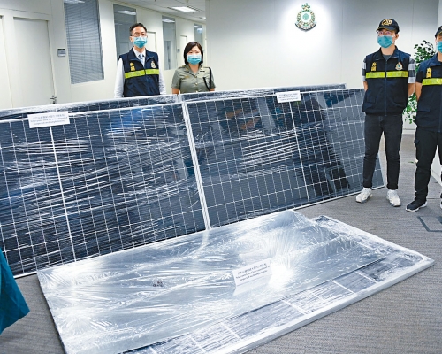 ■海關展示在機場截獲的藏冰毒太陽能板。