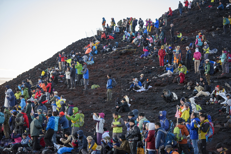 富士山登山客过多，攻顶处人挤人，造成乱象。网上图片