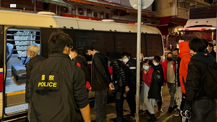警方當場拘捕12人。