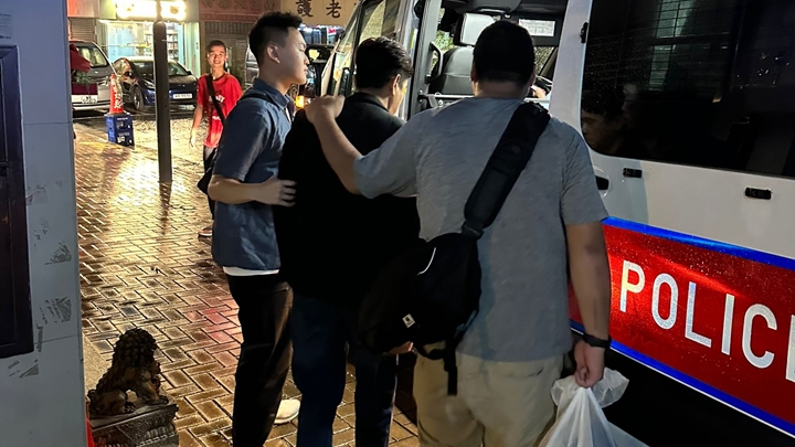 警方拘捕涉嫌爆竊的男子。警方圖片