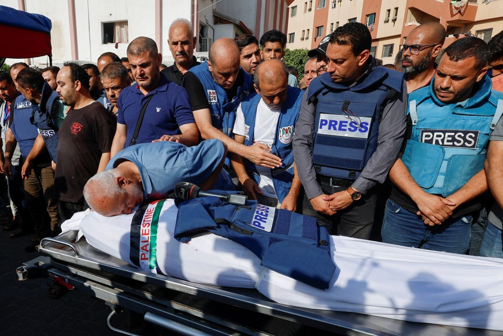記者穆罕默德·阿布·哈塔布葬禮在加沙舉行，不沙同行到來送行。　路透社