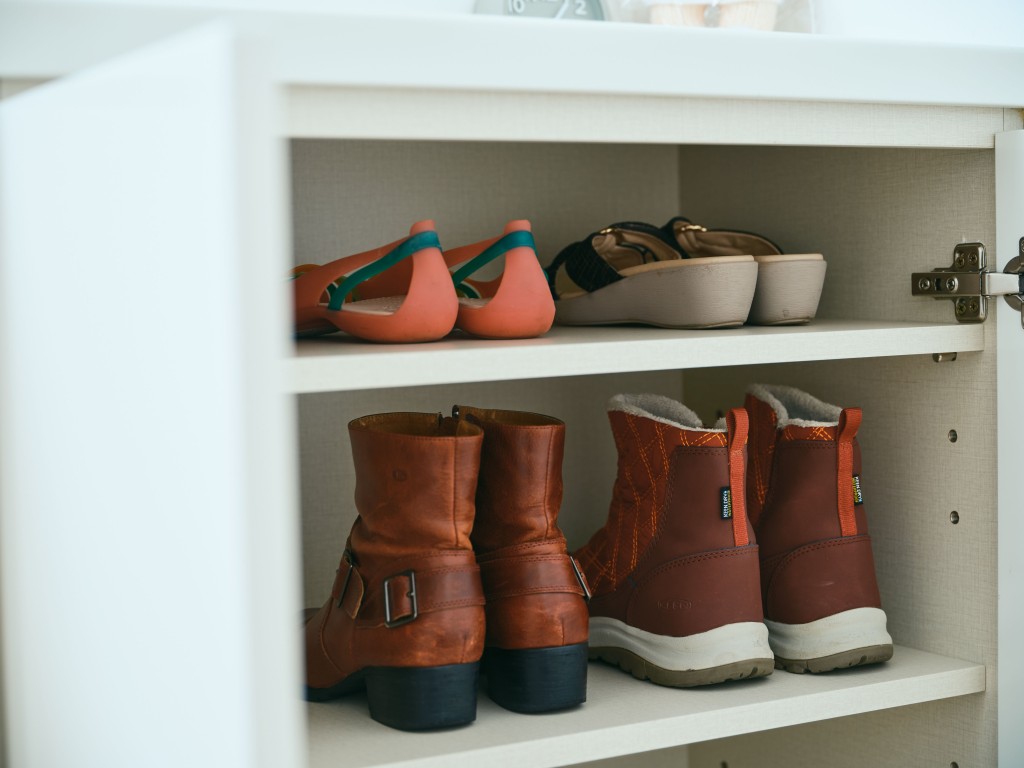 将高度相近的鞋子放在一起，例如将平底鞋及拖鞋分类，并调校层板的合适位置，充分使用鞋柜的空间。