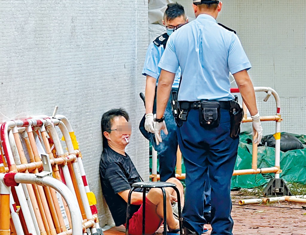 中學文憑試考生昨自殺身亡，父親認屍後情緒激動。 