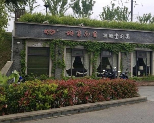 江寧區秦淮河楊家圩段河堤背水面被揭發違規建餐廳。(網圖)