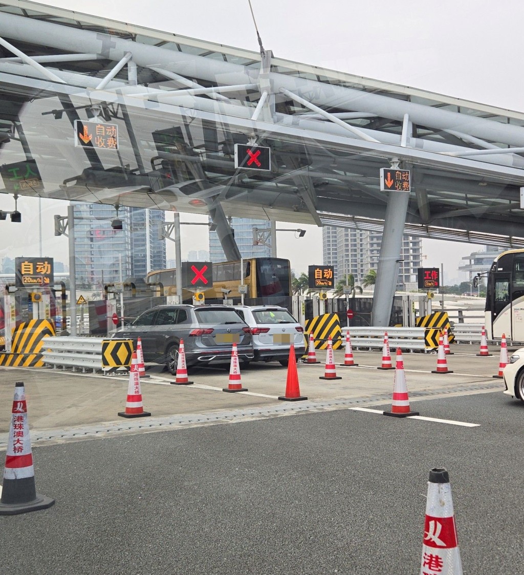 兩部均掛有香港牌的車輛，進入同一收費車道相撞。FB：港車北上分享群