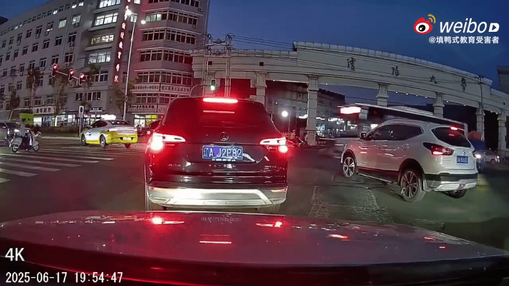 巴士撞上正在左轉的車輛。 巴士撞上正在左轉的車輛。