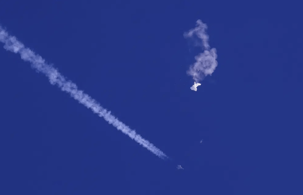 在南卡罗来纳州海岸附近，一个中国气球被击落，下面可以看到一架战斗机及其轨迹。AP