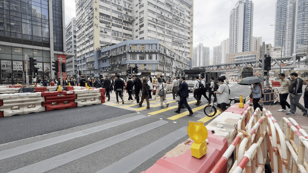 相關過路處為新蒲崗工廠區通往鑽石山地鐵站及荷里活廣場的最快道路。 相關過路處為新蒲崗工廠區通往鑽石山地鐵站及荷里活廣場的最快道路。
