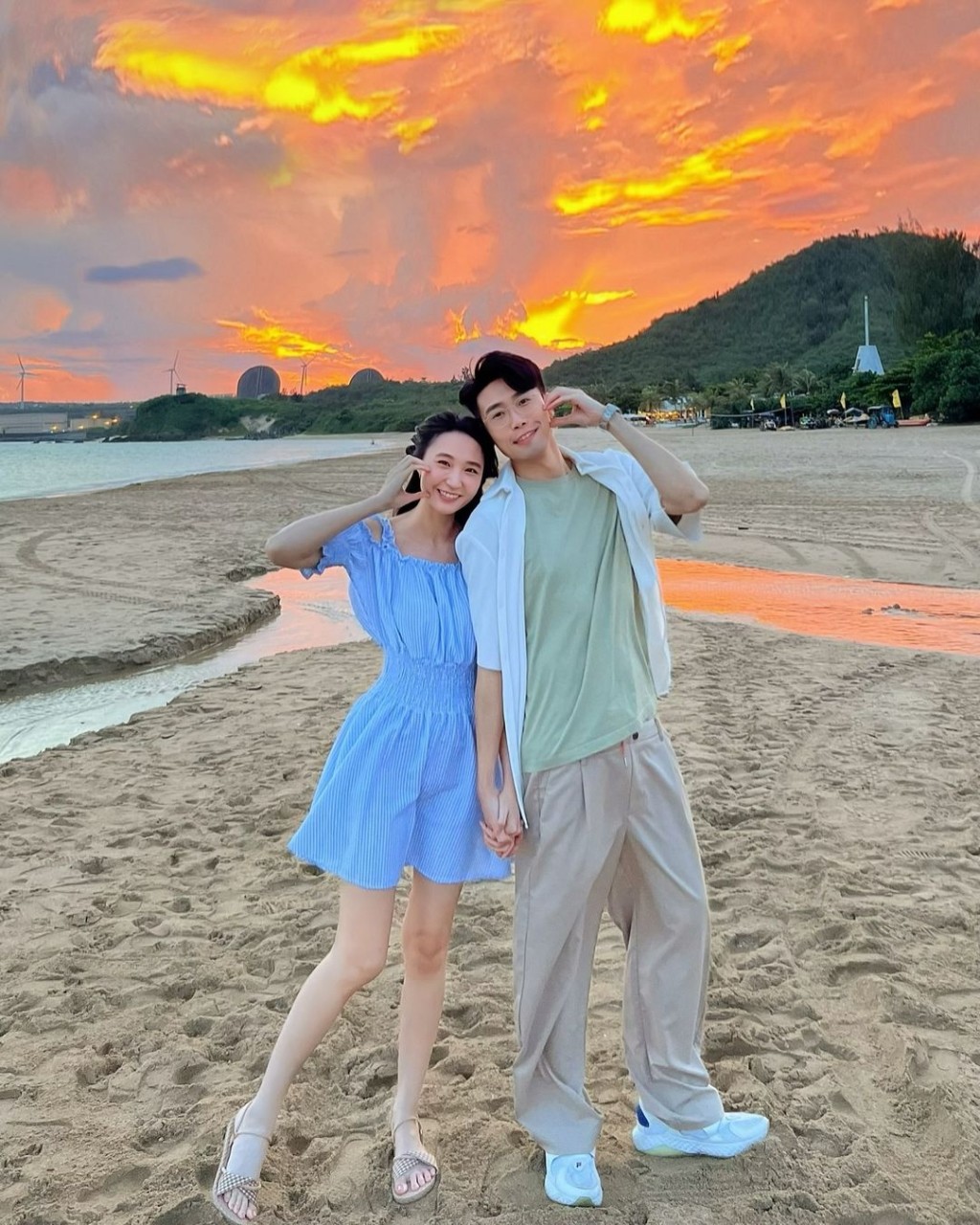 陸浩明與女友陳詩欣沙灘漫步,充滿粉紅色泡泡。 陸浩明與女友陳詩欣沙灘漫步,充滿粉紅色泡泡。