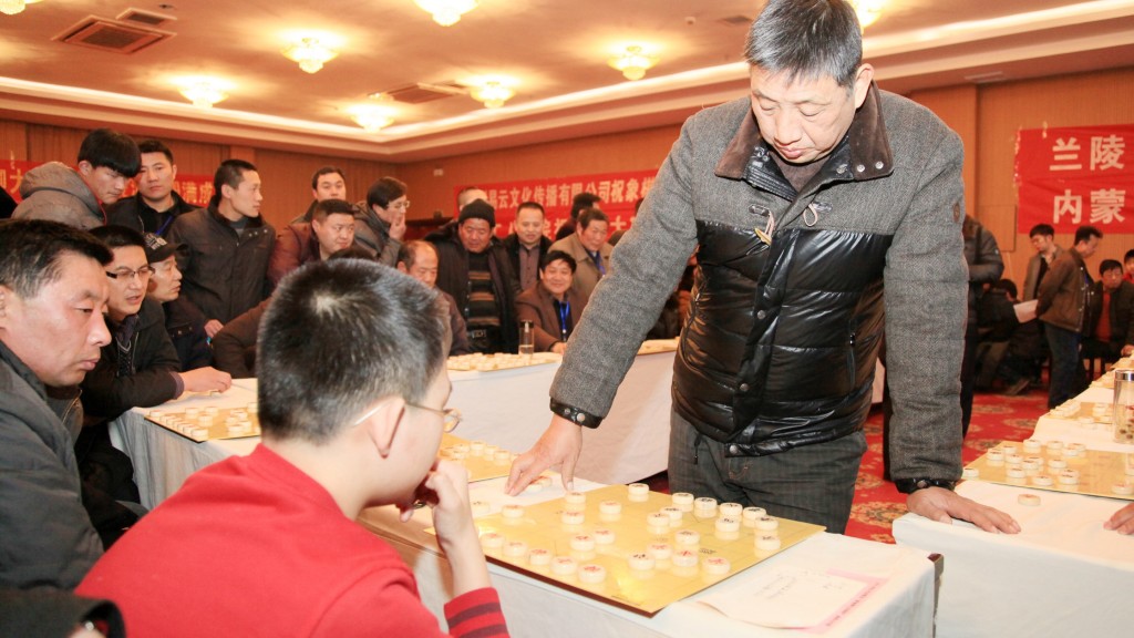 2015年柳大华助阵山东枣庄象棋公开赛，与棋手们进行「车轮战」 。 新华社