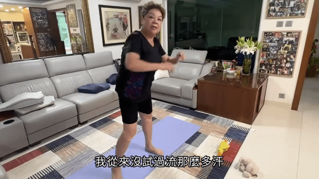 肥媽跳到大汗淋漓。 肥媽跳到大汗淋漓。