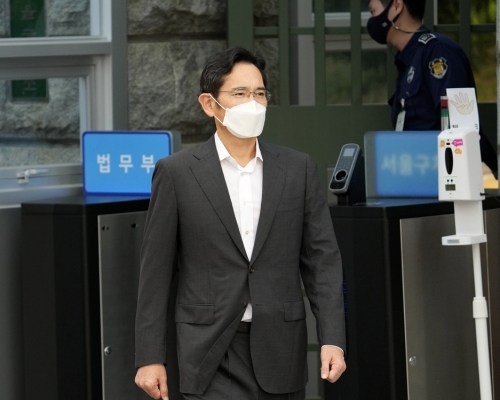 李在镕周五假释出狱，步出首尔看守所。AP相片