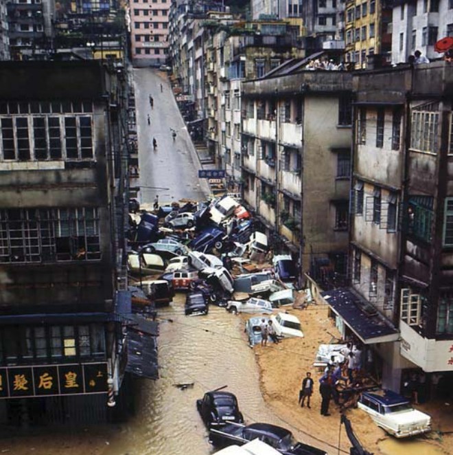 1966年6月12日雨災導致大量汽車翻側,堆積在北角明園西街斜坡。天文台圖片 1966年6月12日雨災導致大量汽車翻側,堆積在北角明園西街斜坡。天文台圖片
