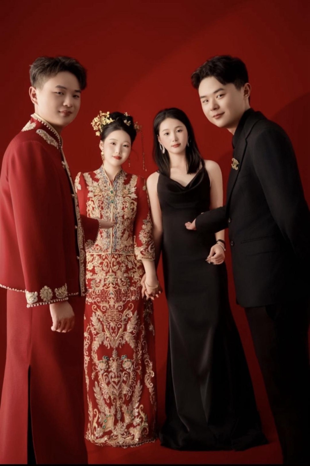 安徽阜阳双胞胎单女士与妹妹,也嫁给双胞胎兄弟。抖音@大妮小妮 安徽阜阳双胞胎单女士与妹妹,也嫁给双胞胎兄弟。抖音@大妮小妮
