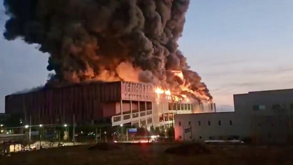 南韓衣戀集團(E-LAND)位於忠清南道天安市的物流中心大火。 X@Alpha7021 南韓衣戀集團(E-LAND)位於忠清南道天安市的物流中心大火。 X@Alpha7021