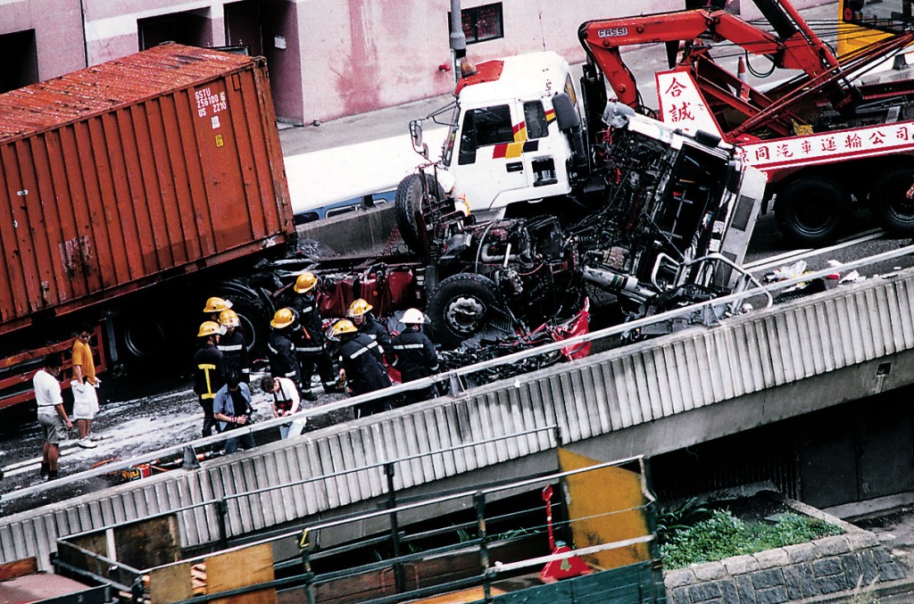 2000年6月9日，一架貨櫃車在德士古道天橋上越線撼壆再反彈回行車線時，壓向迎面駛至的士，的士司機慘死。(資料圖片)