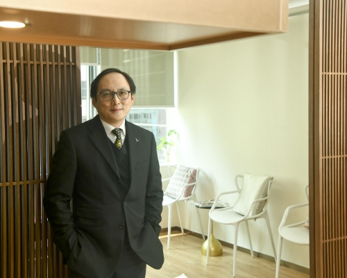 著名外科醫生霍文遜近年醉心科研，期望為現有醫學難題尋求解決方法。 黃頌偉攝