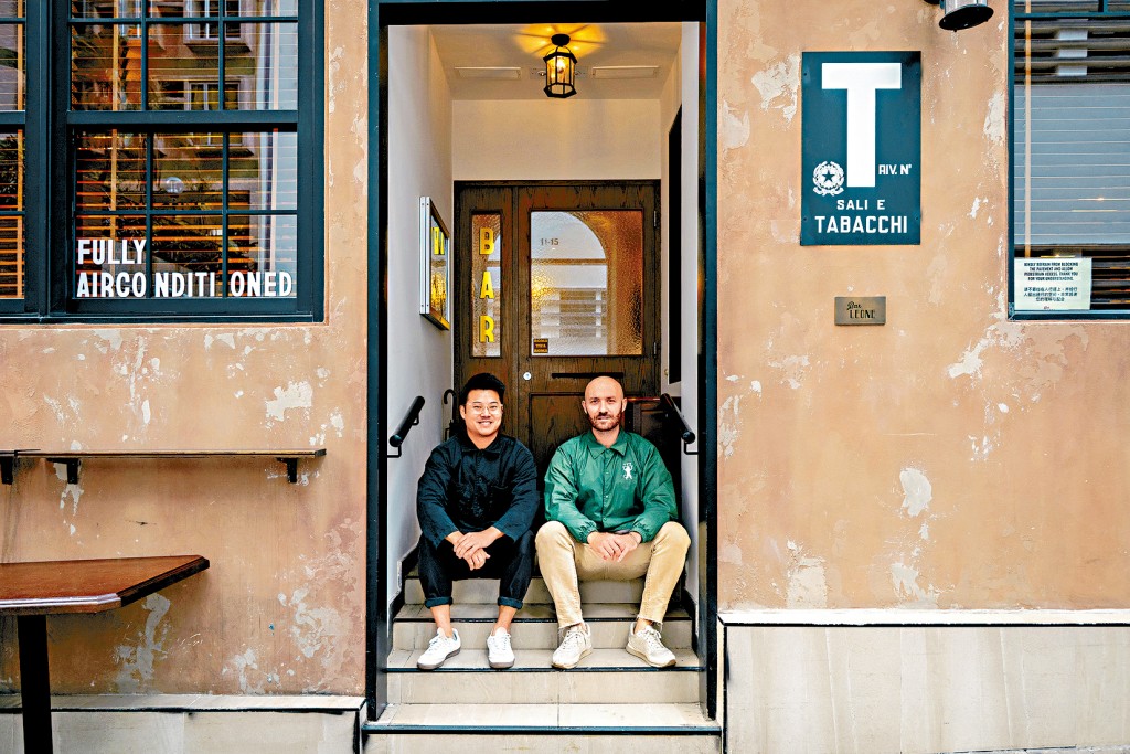 兩位創辦人Lorenzo Antinori及Justin Shun Wah打造Bar Leone成為連繫社區嘅舒適聚腳點。