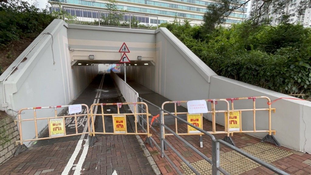 當局貼出告示，並用鐵欄封閉城門河附近行人隧道。楊偉亨攝