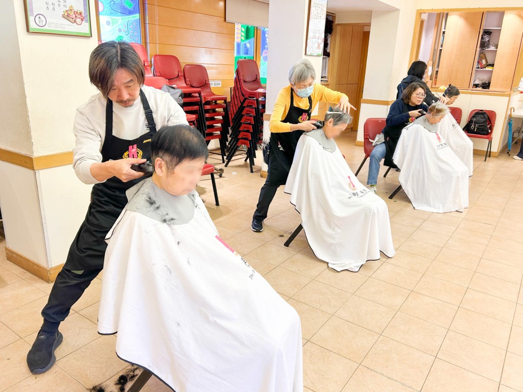 「香港发型协会」透过于与非牟利机构(NGOs)及慈善团体合作,服务向区长者。 「香港发型协会」透过于与非牟利机构(NGOs)及慈善团体合作,服务向区长者。