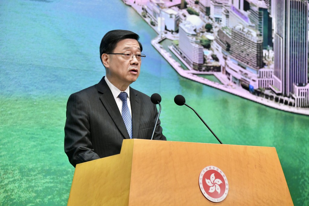 李家超出席行政會議前見傳媒。盧江球攝 李家超出席行政會議前見傳媒。盧江球攝