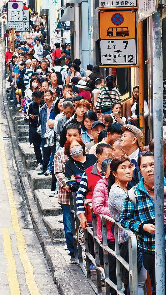 中環士丹利街馬會投注站排隊市民絡繹不絕。