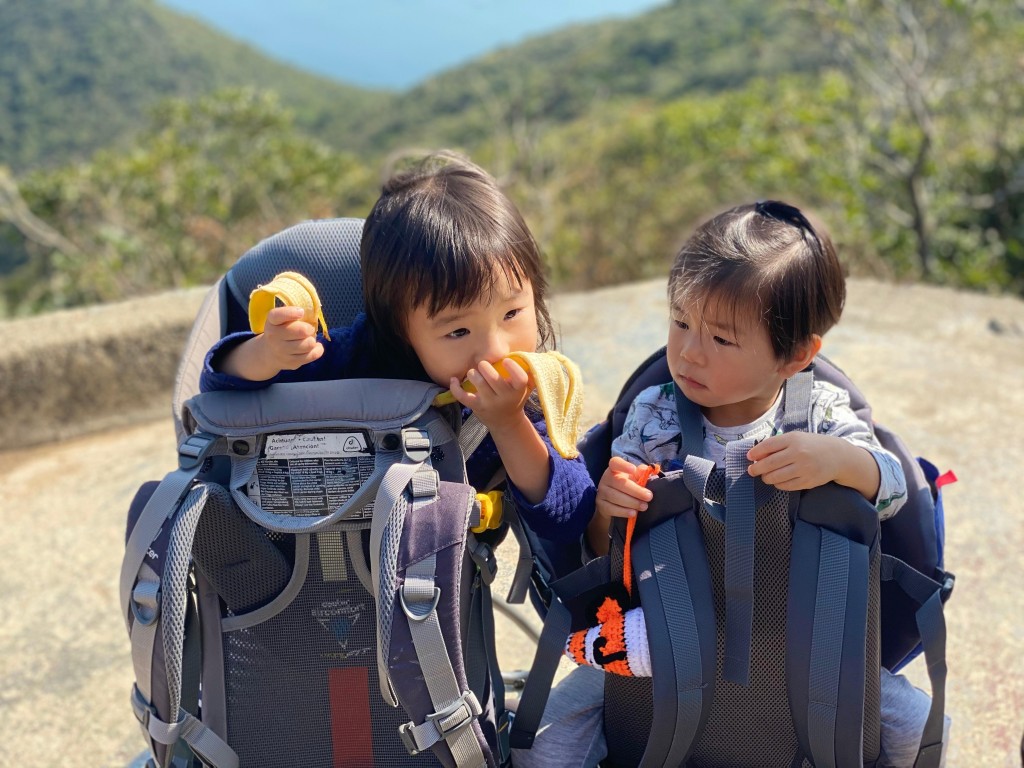 2020年新冠疫情後，莊小姐便開始相約朋友行山，當時細女珊珊得2歲，每行一小段路便要揹在背囊內休息。(受訪者提供)