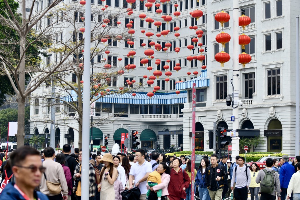 。內地訪港旅客共約150萬人次,較去年上升14%,而非內地訪港旅客共約27萬人次,同樣較去年上升14%。資料圖片 。內地訪港旅客共約150萬人次,較去年上升14%,而非內地訪港旅客共約27萬人次,同樣較去年上升14%。資料圖片