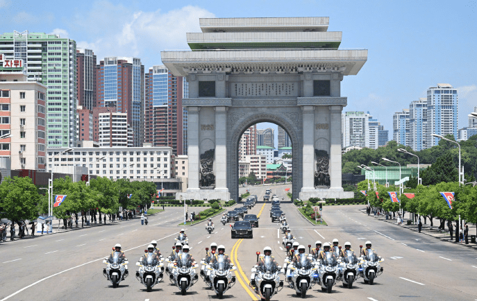 國家主席習近平乘專機抵達平壤,開始對朝鮮進行國事訪問。朝鮮民眾自發在道路兩旁揮手歡迎習近平到訪。 新華社 國家主席習近平乘專機抵達平壤,開始對朝鮮進行國事訪問。朝鮮民眾自發在道路兩旁揮手歡迎習近平到訪。 新華社