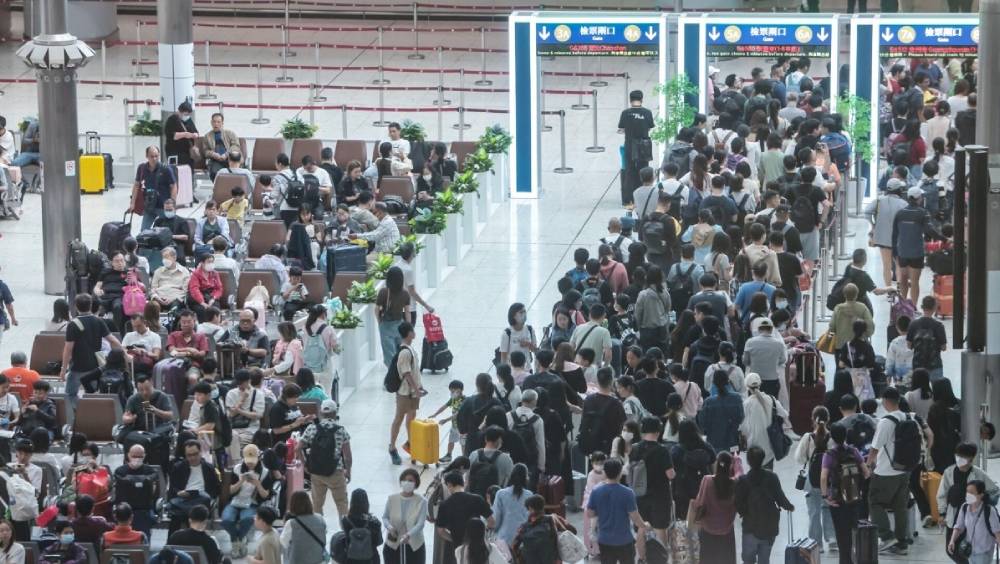 高鐵西九龍站人頭湧湧。中通社資料圖