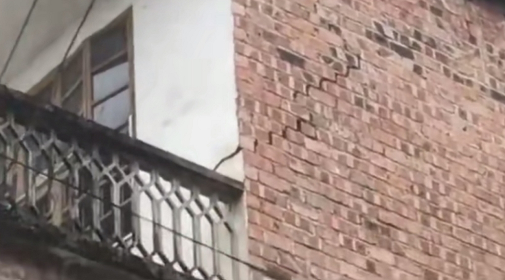 地震造成部分民房墙体开裂。网图