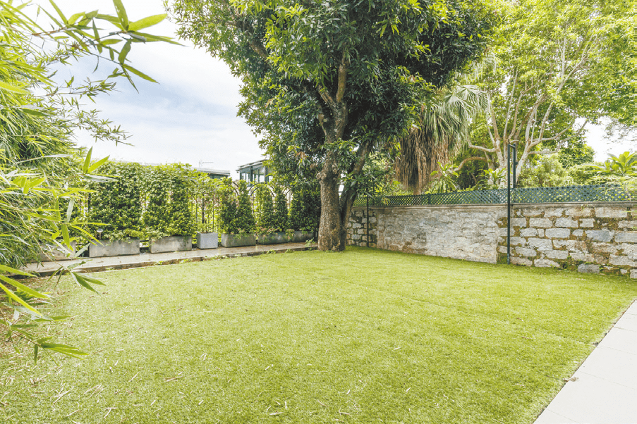 屋外连花园，园内部分区域铺设草坪，可打造优美庭园。