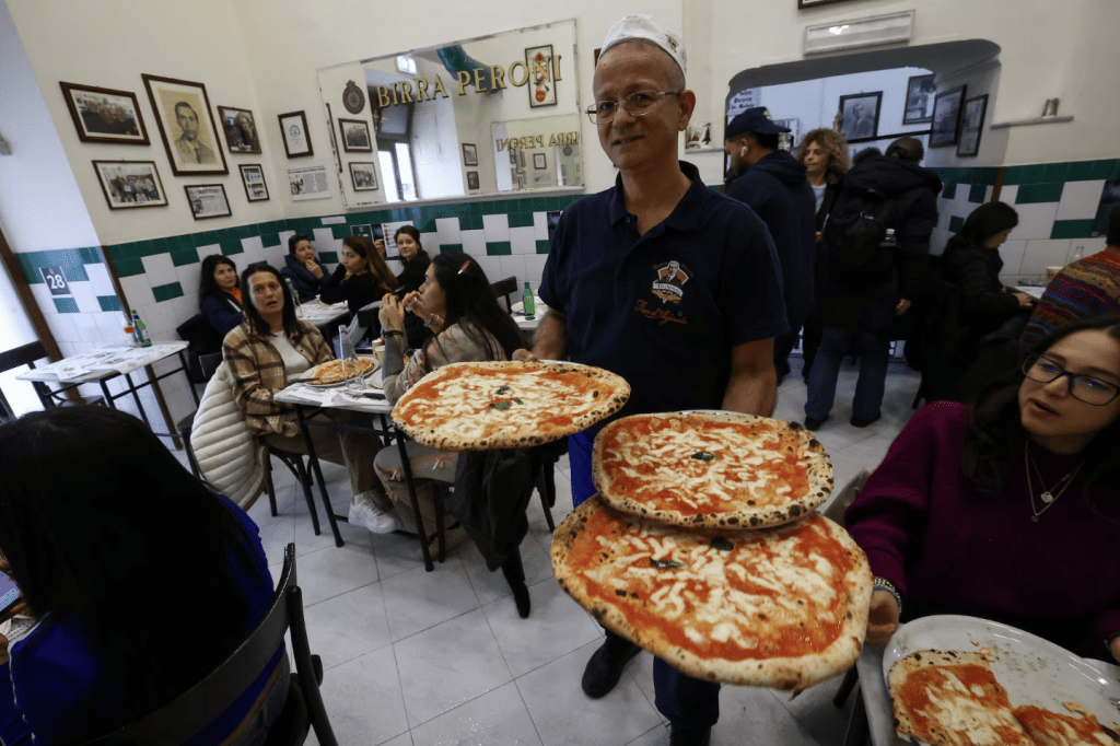 過去已有那不勒斯披薩技藝等21項意大利文化列入名錄,但今次是首次將一國整體飲食文化納入,意義非凡。路透社 過去已有那不勒斯披薩技藝等21項意大利文化列入名錄,但今次是首次將一國整體飲食文化納入,意義非凡。路透社
