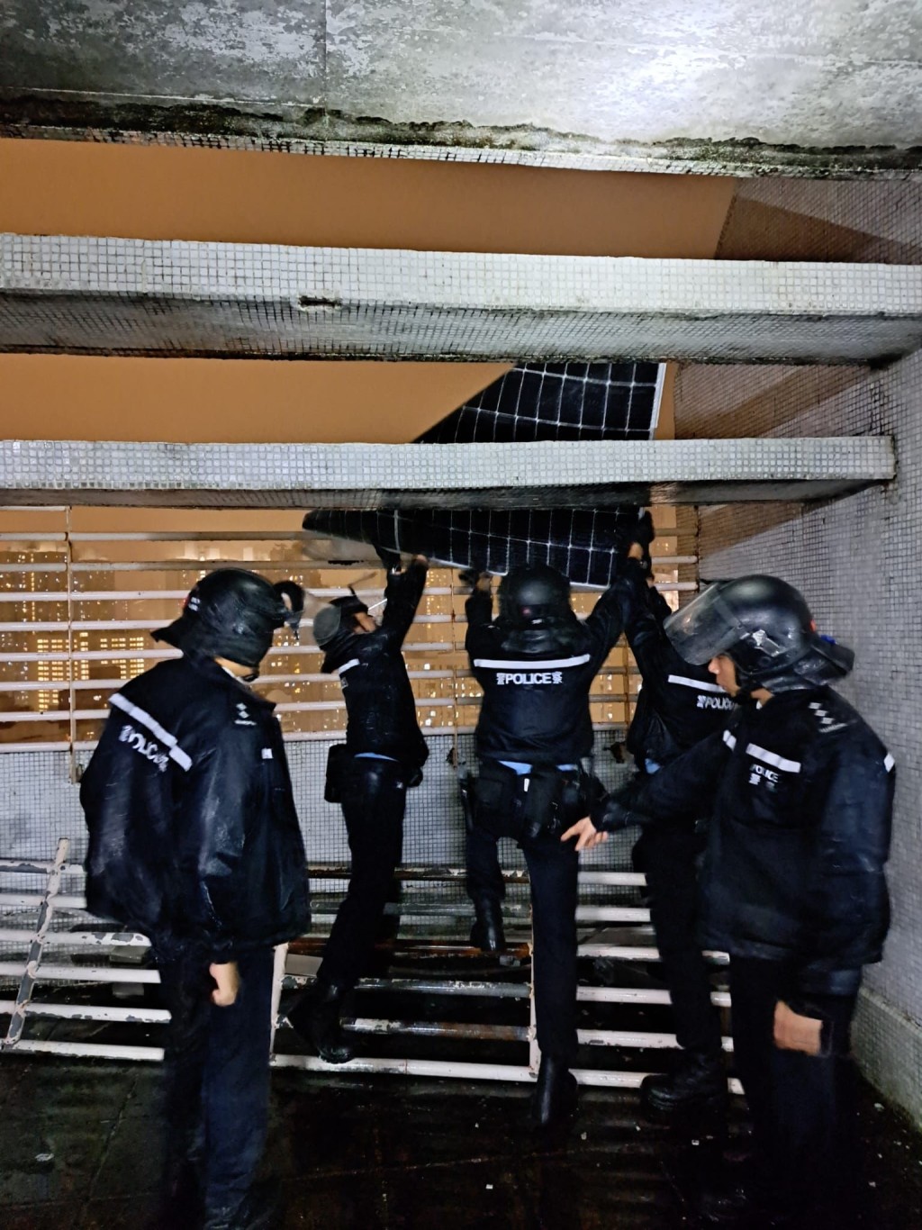 警隊聯同其他政府部門無懼颶風保障市民生命財產。香港警察fb