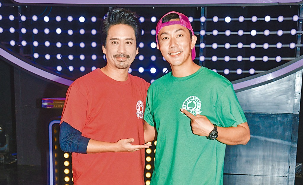 郭偉亮及劉浩龍錄影《思家大戰》。