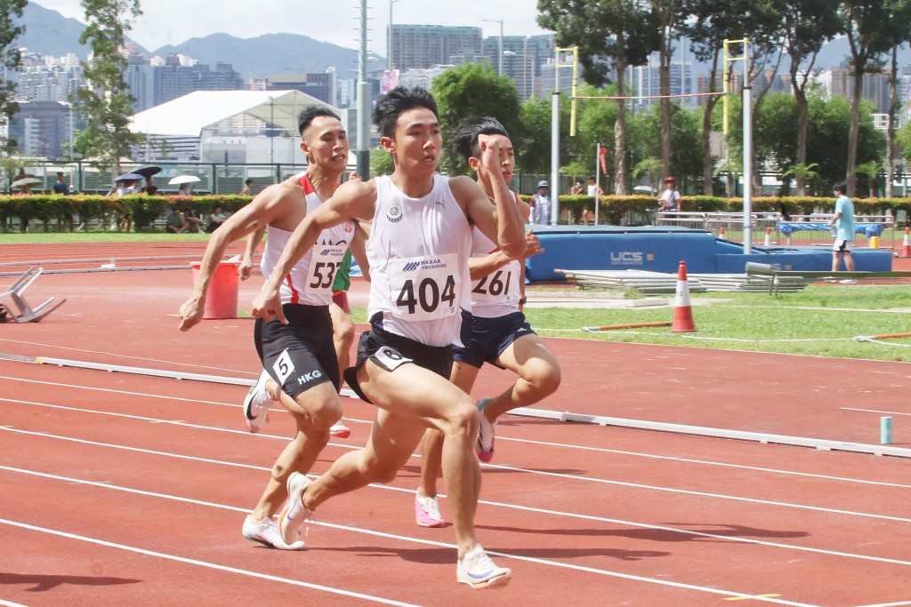 鍾梓聖（中）在超風速下以首名完成200米跑。徐嘉華攝