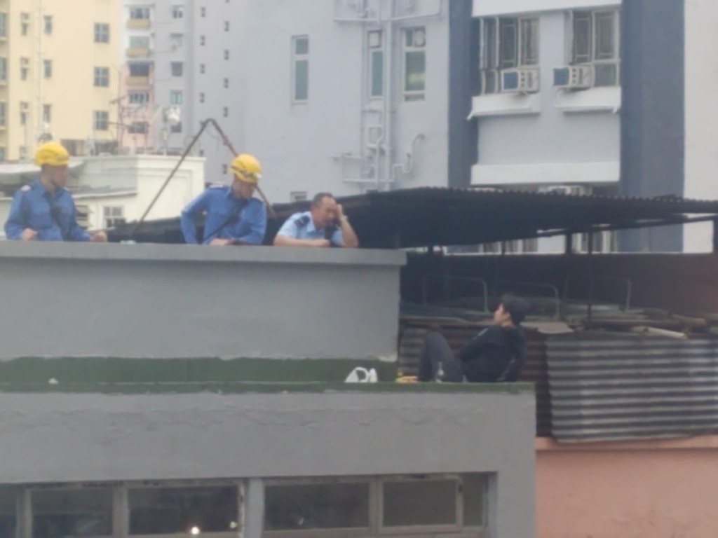 男子危坐天台邊。 林思明攝