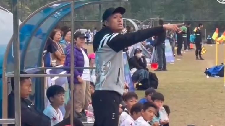 沈阳奥飒启星主教练吴高俊（前中超辽宁队球员）不断在场边指挥小球员。
