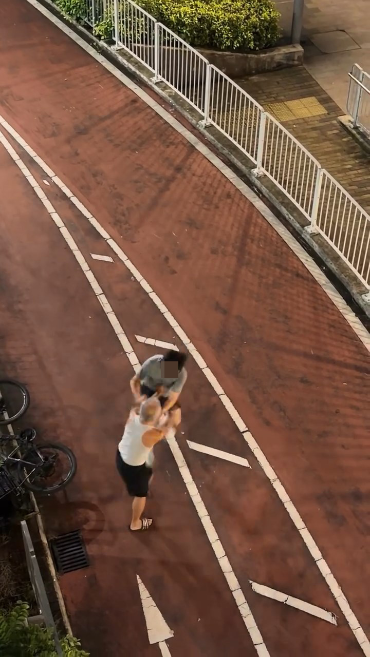 兩人互相拉扯。wy15032020@Threads影片截圖