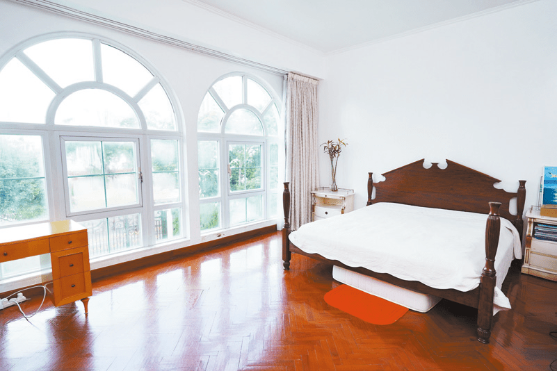 图中寝室备独特拱形大窗， 令大 量自然光能洒进室内，确保采光度。