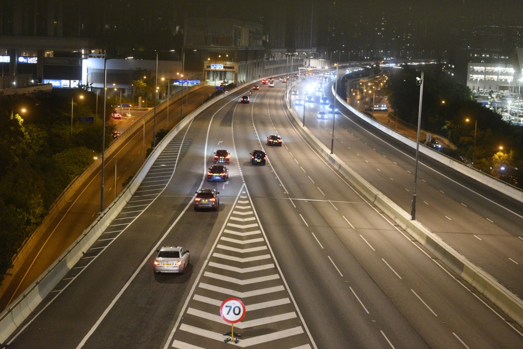 晚上10时起，西九龙公路往港岛方向的车速限制会由海盈邨开始减速至每小时70公里。